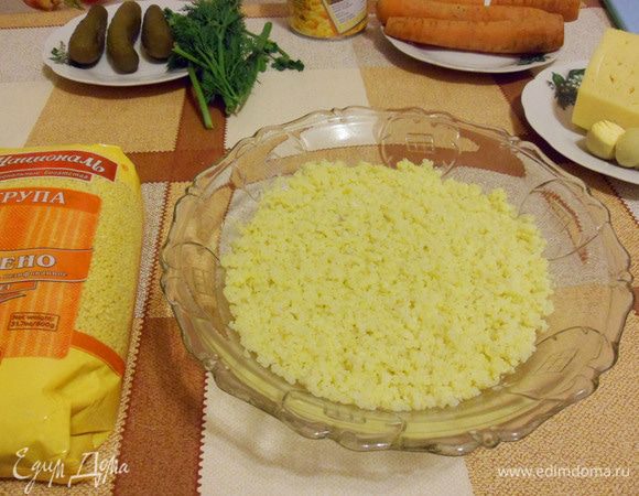 Второй слой — отварное пшено. Смазать майонезом.