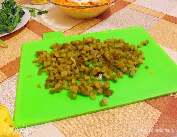 Нарезать кубиками маринованные огурцы.