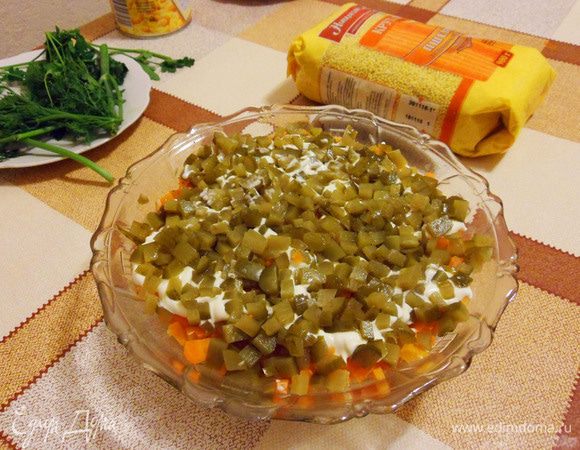 Отправляем в салатник следующим слоем. Не забываем про майонез.