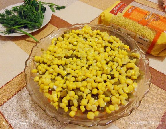 Следующий слой — консервированная кукуруза. Смазать майонезом.