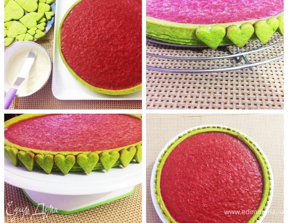 Для того, чтобы приклеить сердечки, я растопила немного белого шоколада и при помощи кисточки приклеила сердечки к коржу. Т.к. корж с клубничным конфи был из морозилки, шоколад схватывался моментально и приклеить сердечки не составило труда. Этот шаг спокойно можно пропустить. 