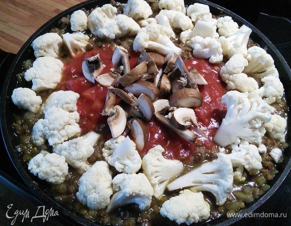 Помидоры помыть и порезать мелким кубиком, если хотите можете предварительно бланшировать и удалить кожицу (у меня помидоры в собственном соку). Цветную капусту разобрать на соцветия. Помидоры и цветную капусту добавить к чечевице и тушить до готовности. Грибы добавила от себя, считаю их здесь уместными. Если необходимо добавить жидкости. 