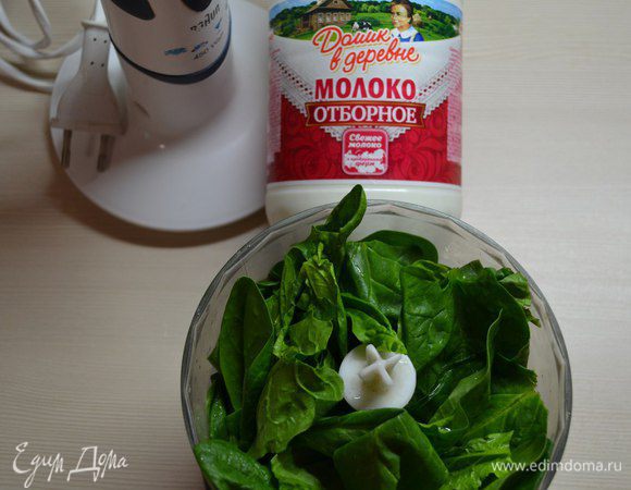 В чашу блендера положить шпинат. 