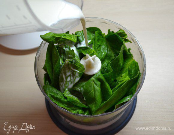 Добавить к шпинату часть молока «Домик в деревне». 