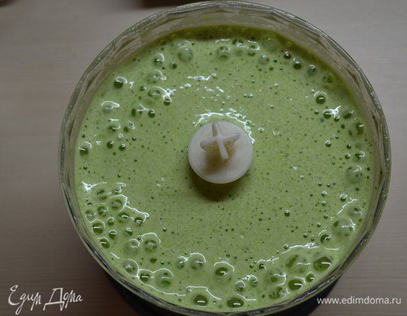 Измельчить до однородности. В большой миске смешать яйца, шпинатную смесь, оставшееся молоко, соль, сахар, масло (сливочное масло предварительно растопить). Частями всыпать просеянную муку, размешивая венчиком. Замесить тесто и оставить его на 10 — 15 минут.
 