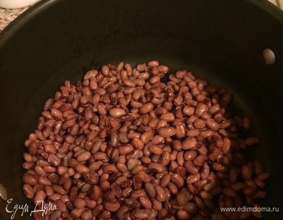 Самое главное и самое долгое тут — это варка лобио (фасоли). Фасоль вымыть, залить небольшим количеством воды, довести до кипения, дать покипеть 10 — 15 минут. Затем фасоль опять промыть, залить водой, довести до кипения, добавить лавровый лист, 1 ст. л. растительного масла, уменьшить огонь, накрыть крышкой и варить до готовности.