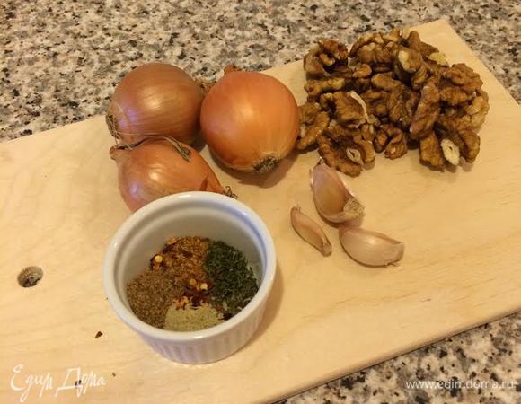 Лук мелко нарезать.