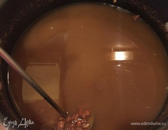 Готовую фасоль слегка размять.