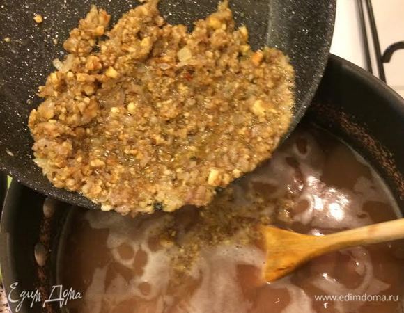 Орехи с луком добавить к фасоли, перемешать и варить 10 минут.