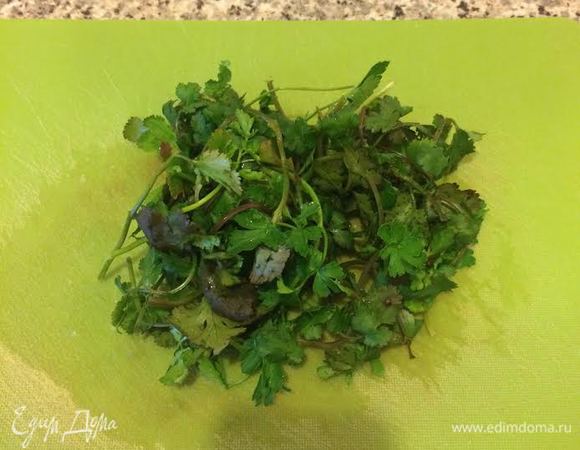 Кинзу, петрушку нарезать.