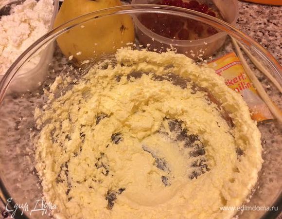 Масло, сахар, соду хорошо взбить миксером.