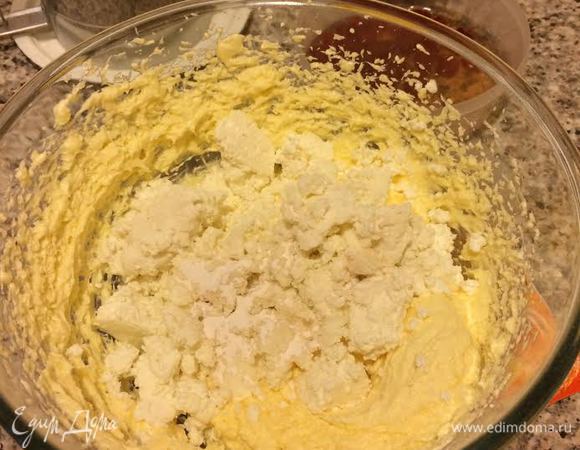 Затем добавить творог, ванильный сахар и еще раз взбить.