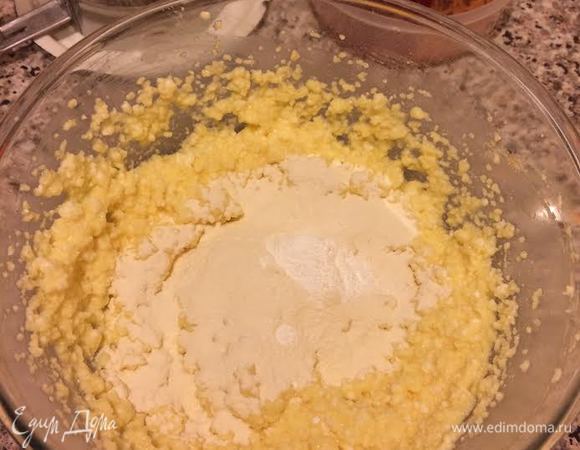 Добавить по одному яйца и хорошо взбить. Просеять муку с разрыхлителем и солью. Начать постепенно добавлять муку.