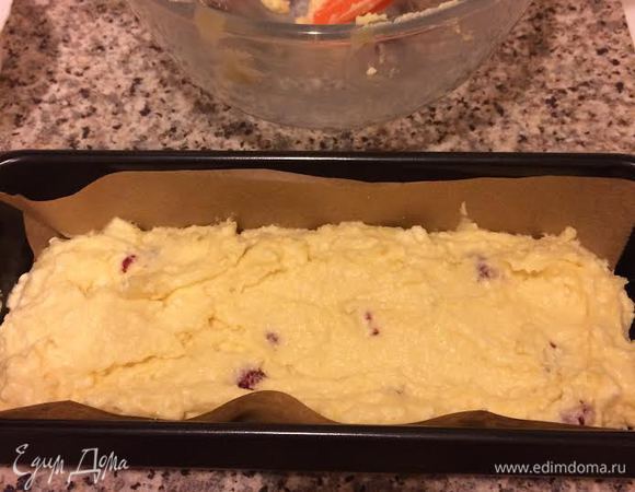 Переложить тесто в форму (Д — 26 см).