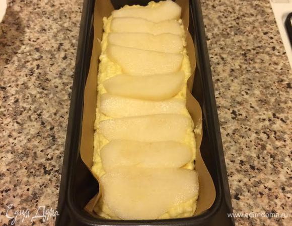 Сверху положить дольки груши.