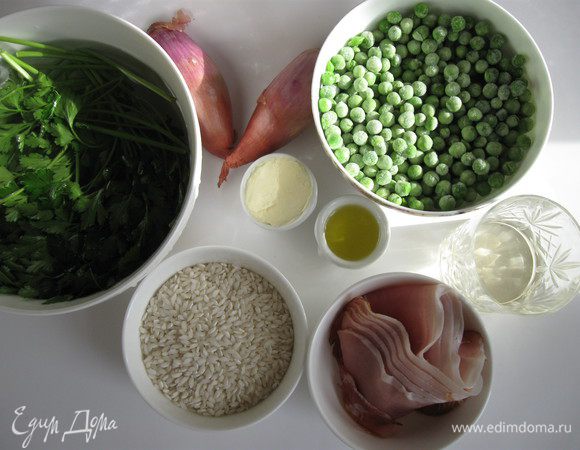 Приготовьте все необходимое. Готовить это блюдо надо в таком количестве, чтобы оно было целиком съедено за обедом или ужином, а не оставалось на следующий день.