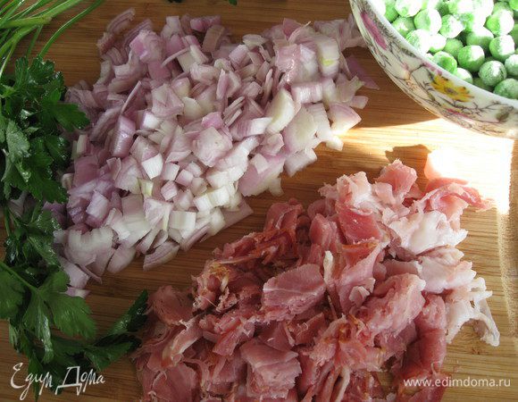 Лук (здесь шалот, можно взять репчатый лук) почистить, порезать. Бекон (панчетту, прошутто) порезать на кусочки. В некоторых рецептах можно встретить добавление белых головок зеленого лука.