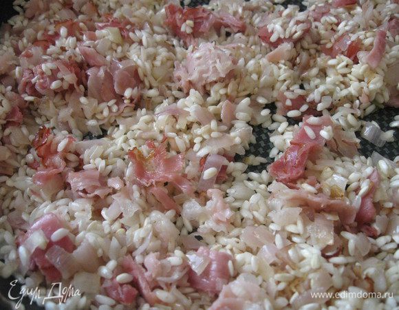 Затем влить вино (его количество можно немного увеличить), перемешать, подержать на сковороде смесь еще 30 — 40 секунд.
Начинать добавлять кипящий бульон понемногу, по половнику. Рис надо перемешивать, достаточно быстро он впитает жидкость. 
