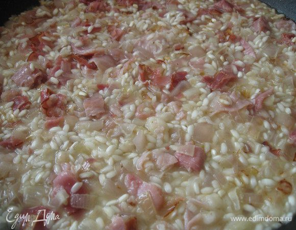 Очередь за следующим половником кипящего бульона. Опять перемешиваем. Рис впитывает бульон. Уровень огня умеренный. 