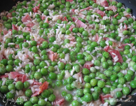 Где-то ближе к концу процесса добавить зеленый горошек, который полностью оттаял и приобрел комнатную температуру. 

