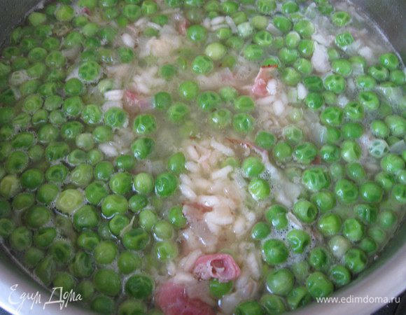 Переложить все из сковороды в кастрюлю с оставшимся (небольшое количество) бульоном, поставить на минуту-другую на огонь, выключить, закрыть крышкой. Общее время приготовления риса — 15 минут, не более.  После выключения конфорки процесс варки подолжается еще некоторое время. Это надо учитывать, чтобы рис не разварился излишне. Если жидкости будет мало, можете подлить в кастрюлю 1 половник бульона (разогреть), который мы оставили в отдельной кастрюле.