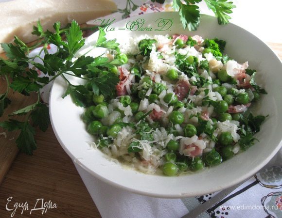 Петрушку помыть, обсушить, нарезать. Пармезан натереть на терке. Разлить суп по тарелкам, посыпать зеленью. Подавать с тем же вином, с которым готовили блюдо.
Приятного аппетита!
