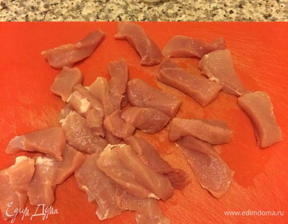 Мясо нарезать небольшими брусочками.
