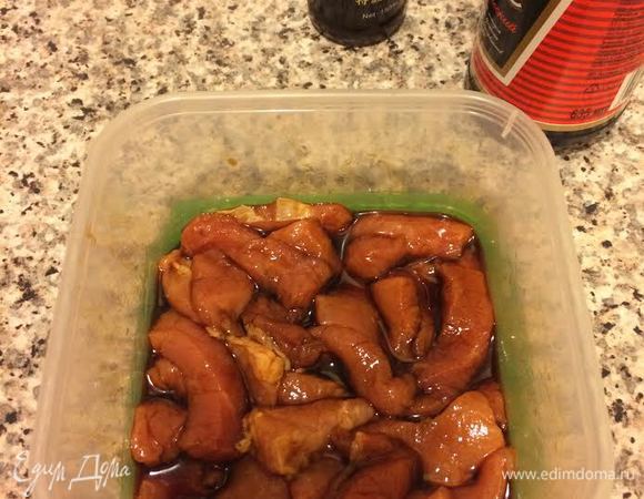 Положить в миску, добавить соевый соус, устричный соус, перемешать, закрыть крышкой и отправить в холодильник на ночь.