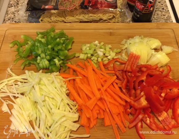 Нарезать овощи. Лапшу (у меня китайская) отварить, как указано на упаковке.