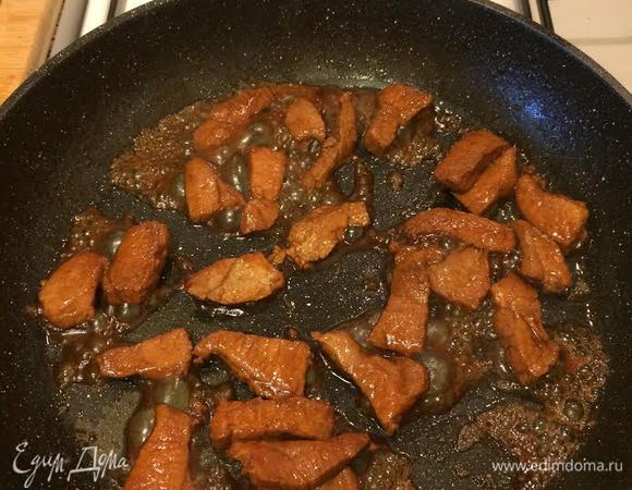 Разогреть сковороду (вок) добавить масло, обжарить мясо на сильном огне до румяной корочки.