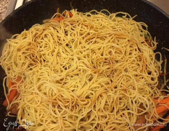 Затем добавить лапшу, 1 ст. л. соевого соуса, перемешать, тушить 1 — 2 минутки и снять с огня.