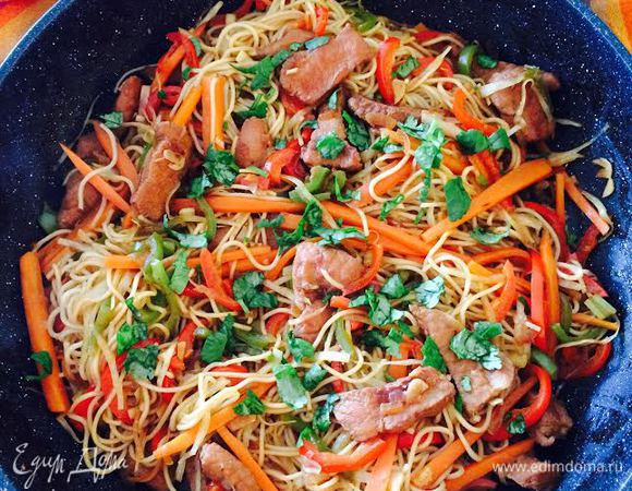 Готовое блюдо посыпать зеленью.