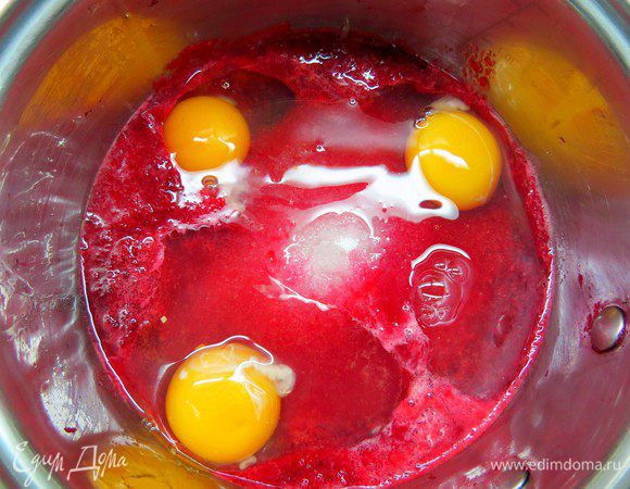 Вишневое пюре помещаем в кастрюльку с толстым дном, добавляем сахар, лимонной сок и яйца. 