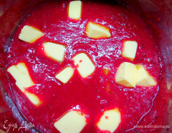 Снять с огня, добавить порезанное на кусочки масло и медленно мешать, пока оно полностью не разойдется в вишневом курде.