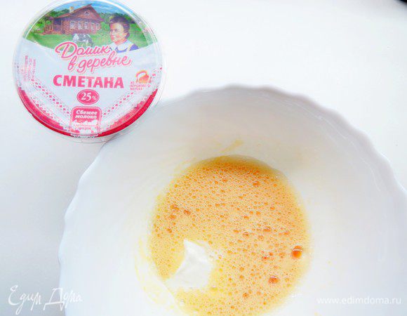Готовим блинчики. Всего на тортик нам понадобится 15 блинов.
Яйца взбиваем с солью и сахаром, добавляем 2 столовые ложки сметаны «Домик в деревне», снова взбиваем.
