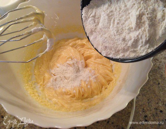 Просеянную муку смешать с разрыхлителем, содой и солью. Поочередно в массу добавлять кефир и муку, продолжая мешать.

