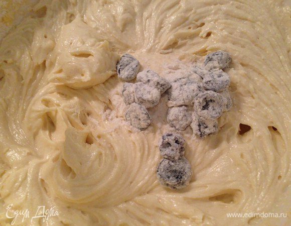 Промытый изюм просушить и смешать с мукой (1 ст. ложка), добавить в полученную массу, перемешать. В подготовленную форму вылить тесто и поставить выпекаться при 180°С до сухой консистенции внутри. Важно, чтобы все продукты были комнатной температуры.