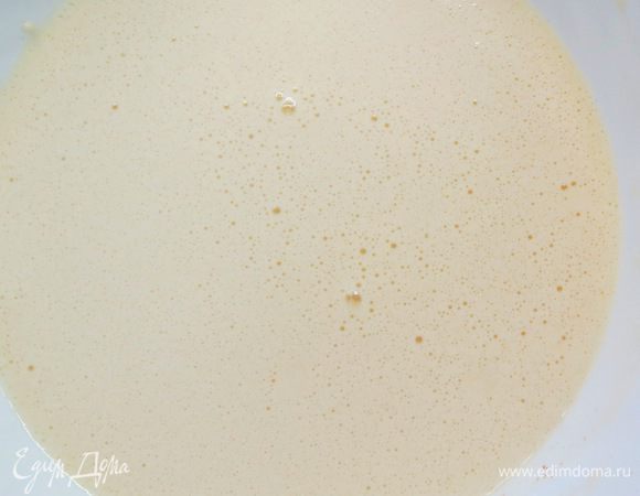 Так выглядит готовое тесто. Выпекаем блинчики на сковороде без масла с двух сторон. Блинчики по этому рецепту получаются тоненькими и вкусными, что нам и надо. 
