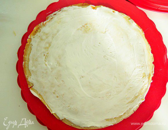 Формируем наши блинные рулетики. Берем блин, смазываем тонким слоем сметанно-сливочного крема.