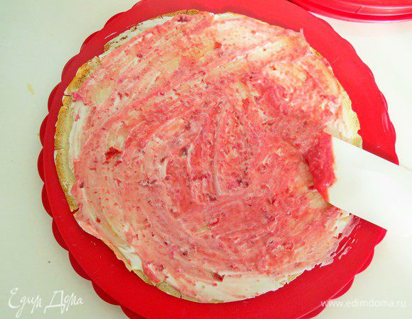 Поверх сметанного крема силиконовой лопаточкой наносим слой вишневого курда. 