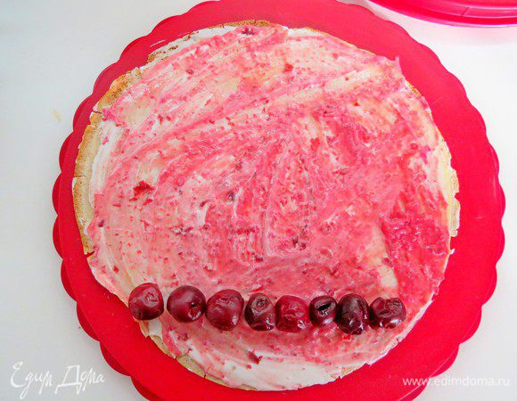 По краю блинчика выкладываем размороженную вишню, проследите, чтобы в вишне не было лишней влаги! 
