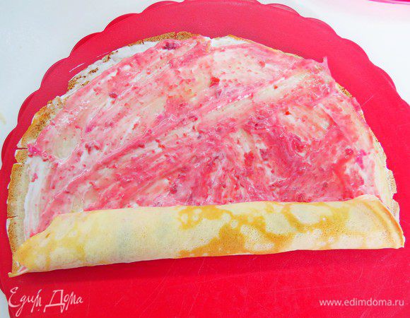 Заворачиваем блинчик в рулет. Таким образом формируем 15 блинных рулетиков.