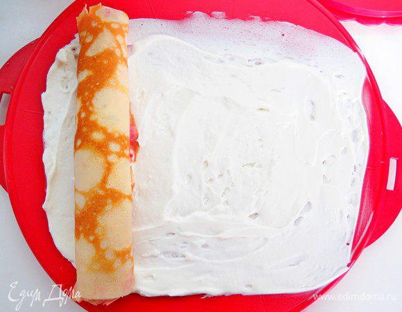 Блюдо для торта хорошо смазать кремом, это будет крем-основа. 