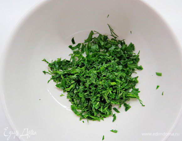 Зелень (у меня зеленый лук, петрушка, укроп) мелко порубить.