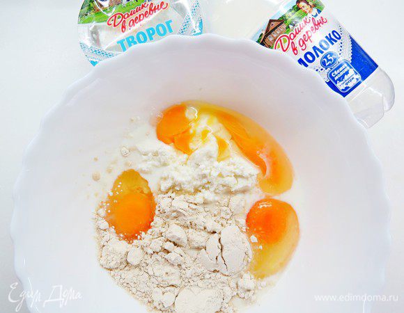 Добавляем 3 яйца и измельчаем все хорошо погружным блендером.