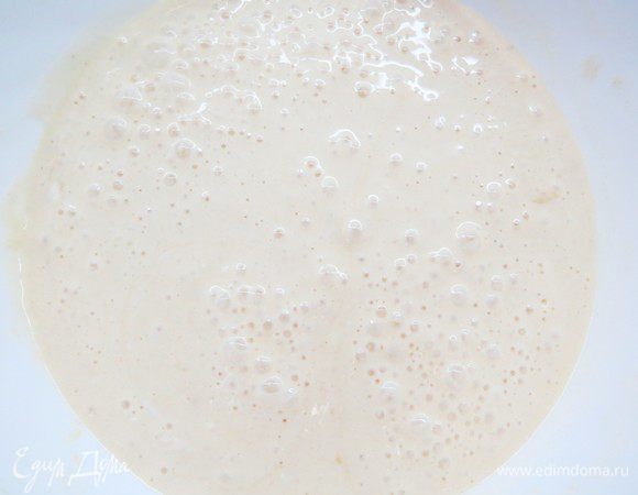 Получается вот такое тесто, оно немного гуще, чем на обычные блины, но жиже, чем на оладьи.