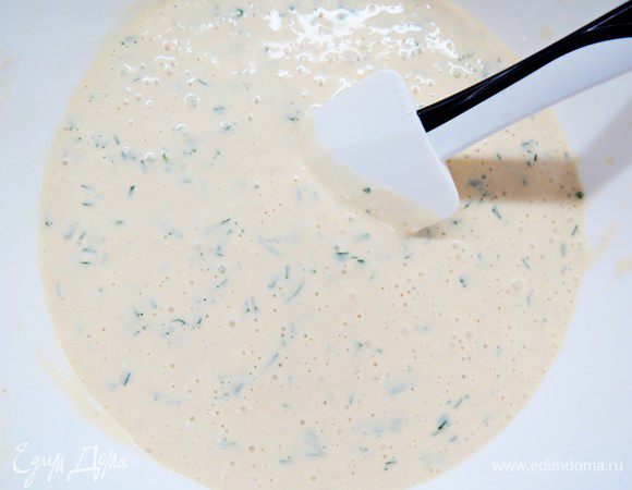 Добавляем в тесто зелень и перемешиваем.