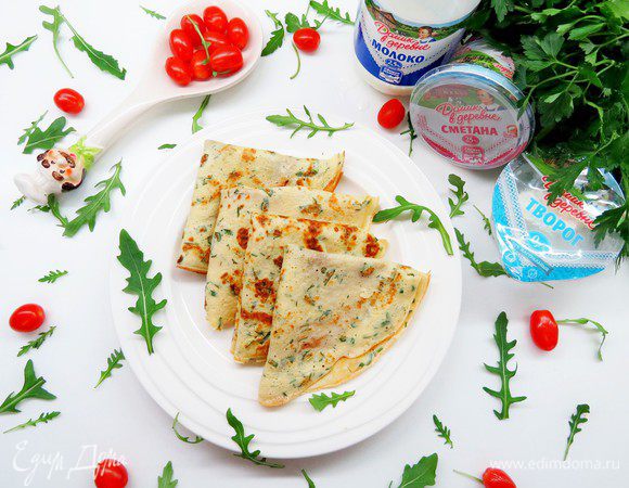 Подаем наши вкуснейшие блинчики с помидорами-черри и зеленью. Очень вкусно есть со сметаной. Приятного аппетита!