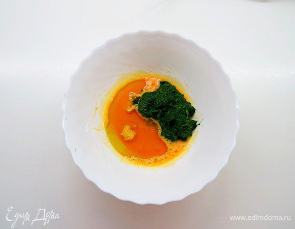 К взбитым желткам добавить растительное масло, соль, измельченный шпинат.