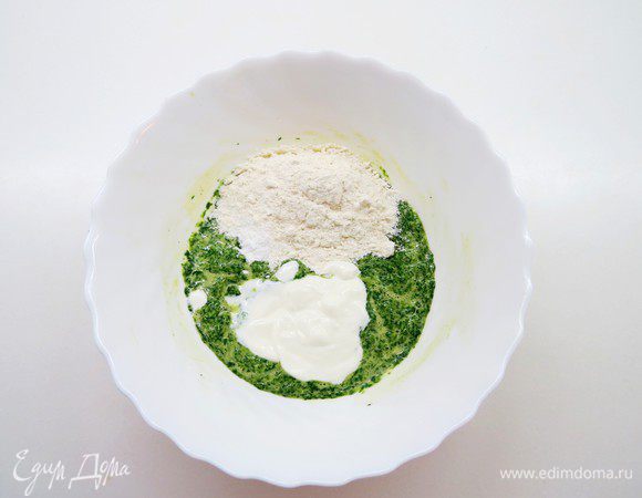 Добавить просеянную муку и разрыхлитель, сметану «Домик в деревне», опять взбить массу. 